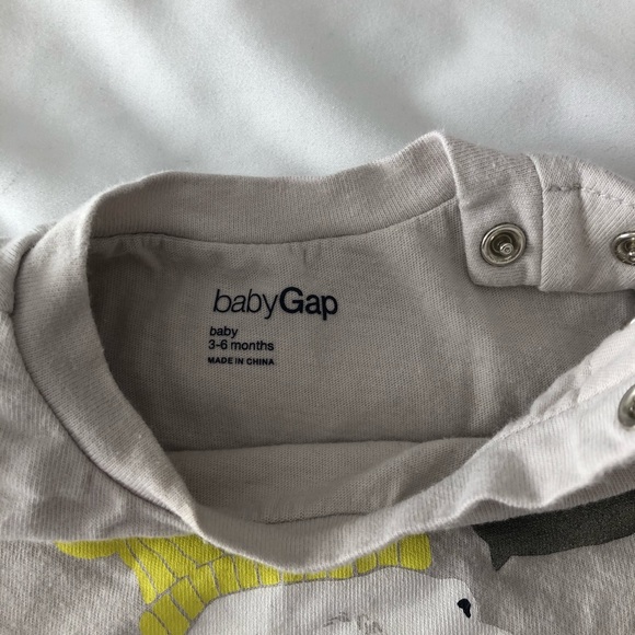 Baby Gap long sleeved t-shirt onesie - Picture 2 of 2